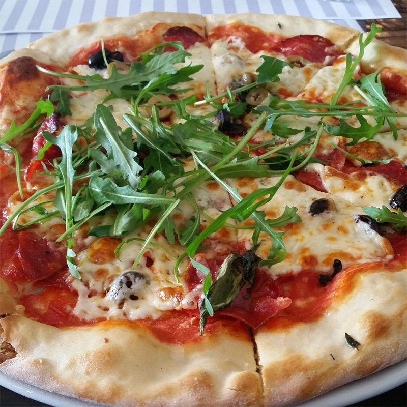 Pizza ve Vineigrette Soslu Roka Salatası Yapımı